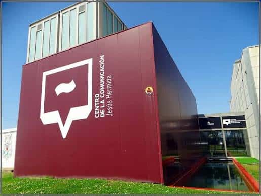 Fachada moderna del centro con el logo institucional