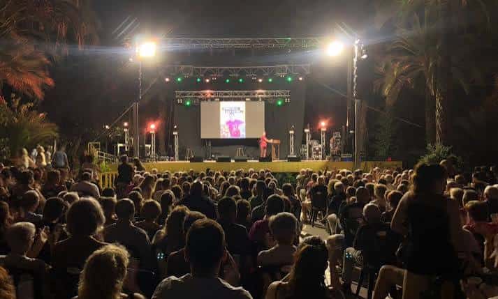 Concierto nocturno en el Hort de Baix con escenario iluminado y multitud de asistentes
