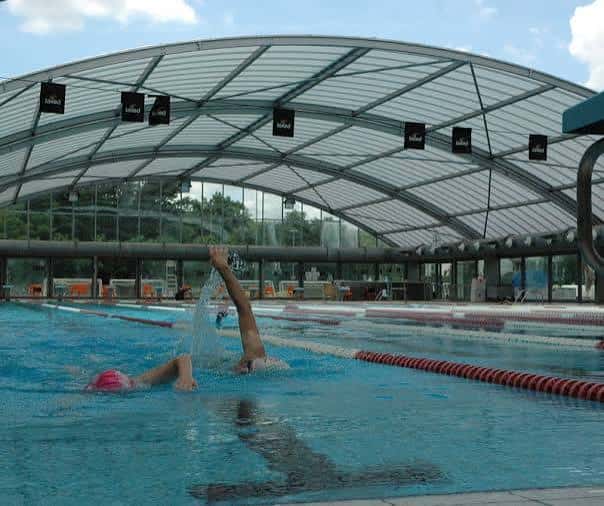 Interior de la piscina olímpica con la característica cubierta arqueada
