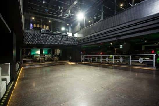 Espacio interior amplio y moderno de Sala Nazca, ideal para eventos corporativos o fiestas privadas