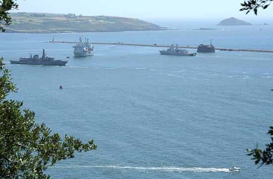 Vista panorámica de Plymouth Sound con buques militares y el rompeolas