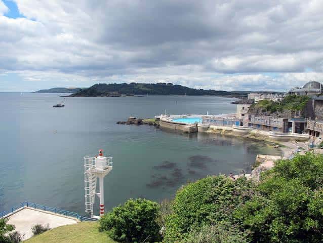 Plymouth Hoe con la piscina pública y Drakes Island al fondo