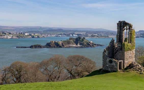 Ruinas de la Folly con vista a Plymouth Sound y Drakes Island