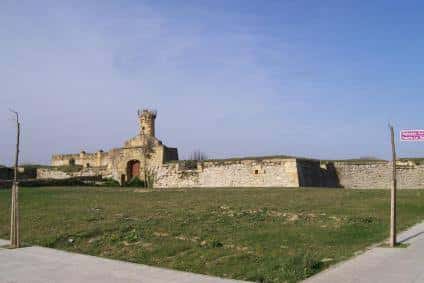 Vista panorámica del Fuerte de La Galea con sus murallas y torre bajo un cielo despejado