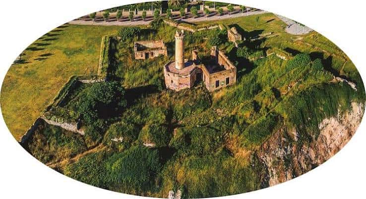 Vista aérea del Fuerte de La Galea mostrando su estructura en la costa y el faro central