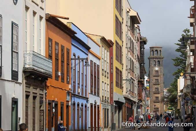 Calle histórica con arquitectura colonial y torre al fondo