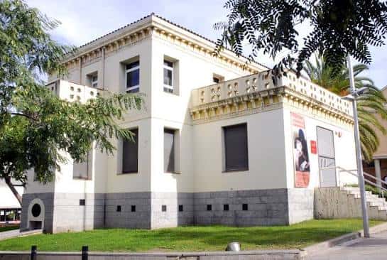 Vista exterior del Centre d'Art Contemporani Can Sisteré con fachada blanca y detalles arquitectónicos