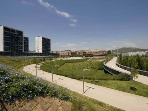Vista panorámica del Parc de la Marina con senderos y edificios residenciales al fondo