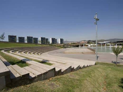 Amfiteatro al aire libre con gradas de hormigón junto al agua