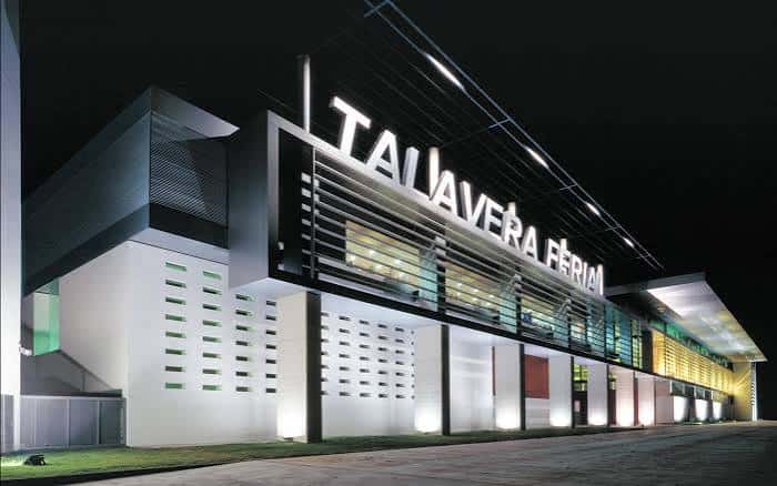 Vista nocturna del edificio con el letrero 'Talavera Ferial' iluminado