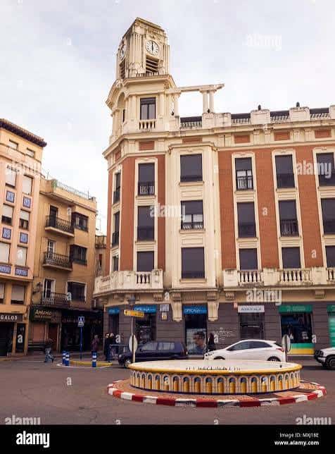 Fachada del edificio emblemático con reloj en la Plaza del Reloj, Talavera de la Reina