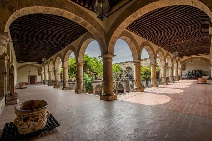 Vista del claustro principal con arcos de piedra y columnas