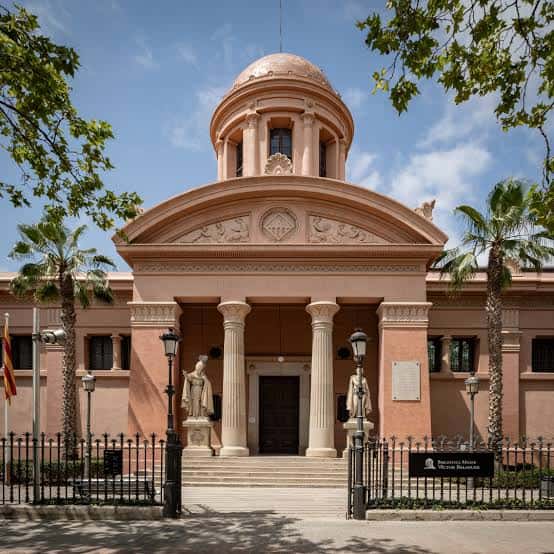 Fachada principal del Biblioteca Museu Víctor Balaguer con columnas y cúpula