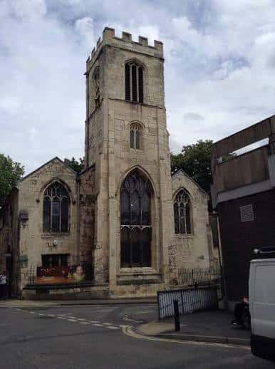 Fachada principal de la Iglesia de St Saviour en York bajo cielo nublado