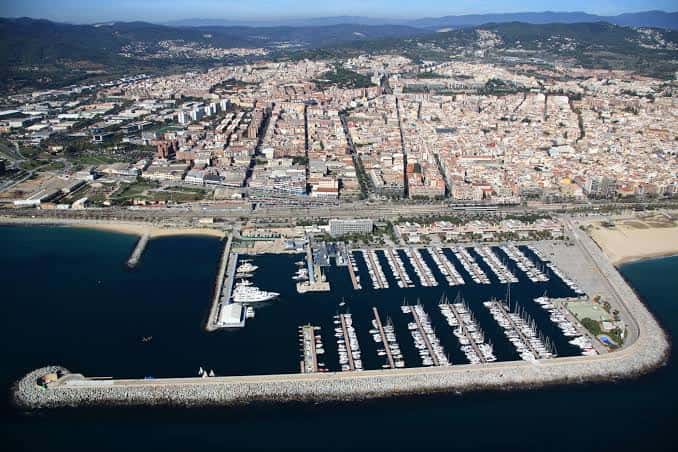Vista aérea del puerto de Mataró con el mar y la ciudad de fondo