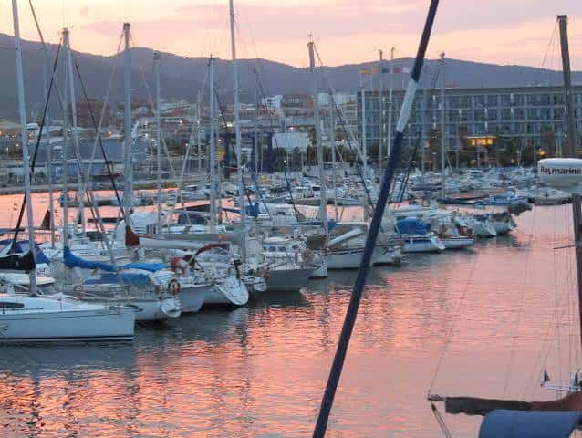 Puerto de Mataró al atardecer con veleros amarrados