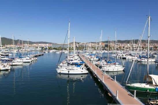 Muelle del puerto de Mataró con embarcaciones y cielo despejado
