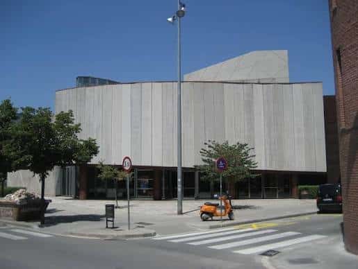 Vista exterior del Teatre Auditori de Granollers con su fachada de hormigón