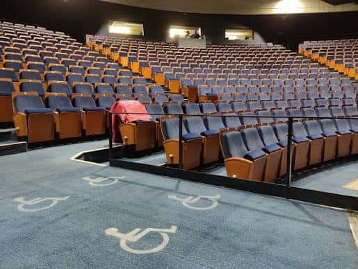 Vista de la sala pequeña con butacas y zona de accesibilidad