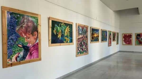 Galería de arte en la Sala Iberia con cuadros expuestos en pared blanca