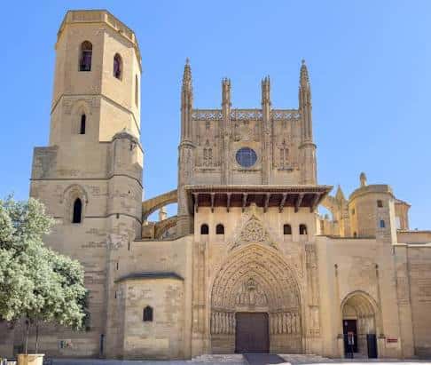 Vista frontal de la Catedral de Huesca mostrando su fachada gótica y la torre