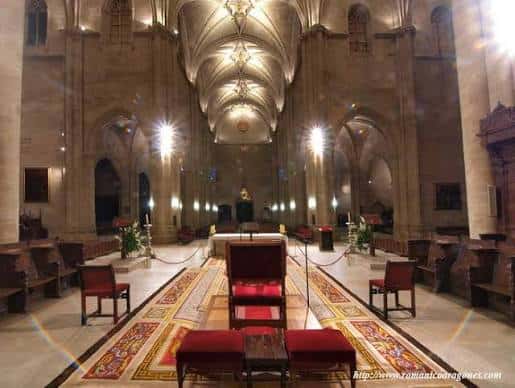 Vista del interior de la nave principal de la catedral con bóvedas y altar