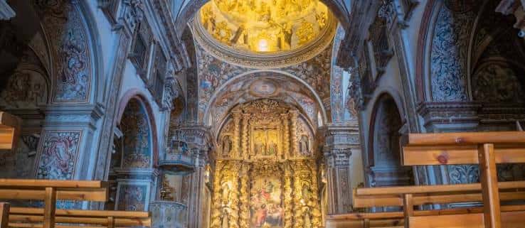 Interior de la catedral mostrando el retablo mayor dorado y la cúpula