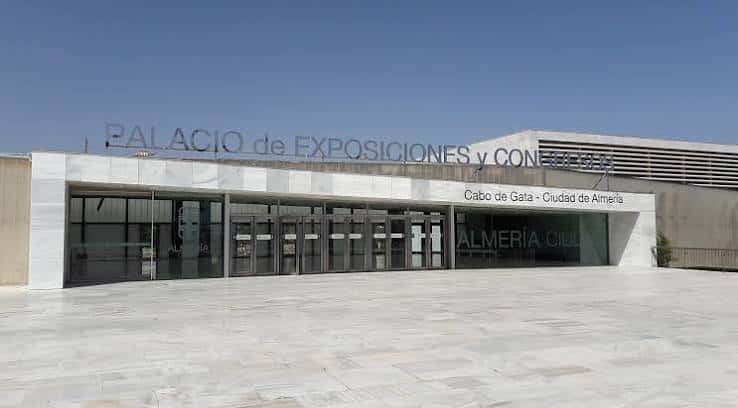 Entrada principal del Palacio con letras corpóreas identificativas y acceso amplio, destacando su funcionalidad para congresos y exposiciones