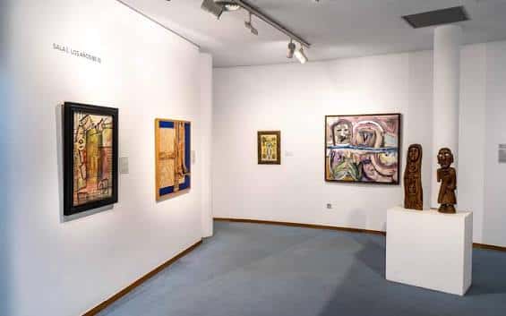 Interior de la sala de exposiciones con obras de arte y esculturas