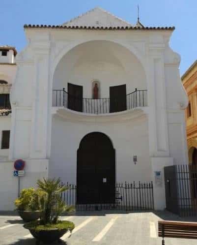Fachada principal del Convento de San Francisco en Vélez-Málaga, con arco de entrada y balcón superior