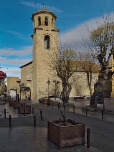 Vista frontal de la Iglesia de Santa María Magdalena con su campanario bajo un cielo azul