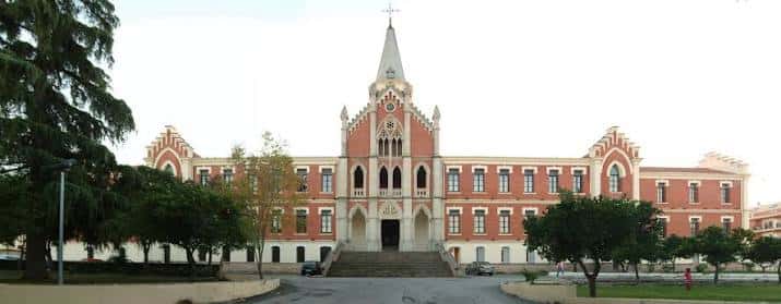 Vista panorámica de la fachada principal del Hospital de los Marqueses de Linares con su torre central y escalinata