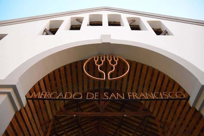 Entrada principal del Mercado de San Francisco con su distintivo letrero y arquitectura moderna