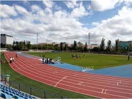 Vista panorámica de la pista de atletismo y el campo de césped del polideportivo