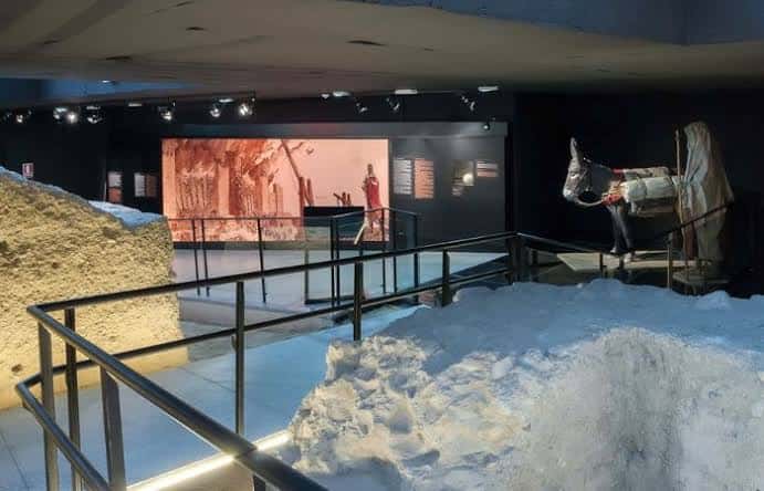 Interior del museo mostrando restos arqueológicos y exhibición