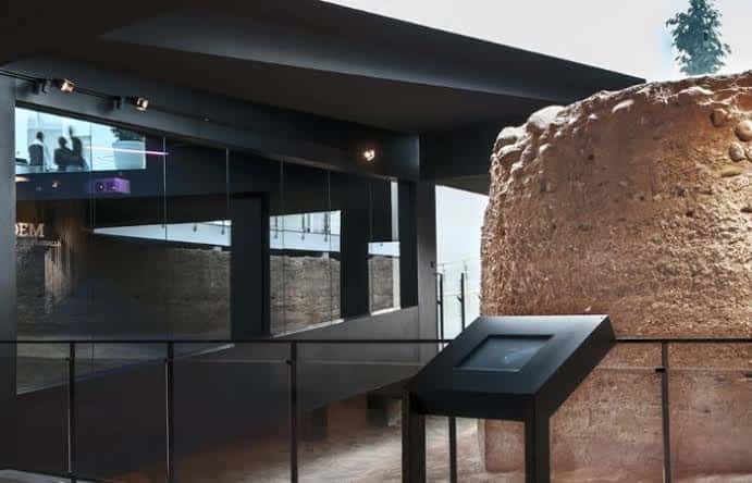 Detalle de la muralla romana integrada en el diseño moderno del museo