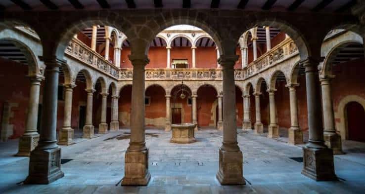 Detalle del patio interior con columnas y fuente central