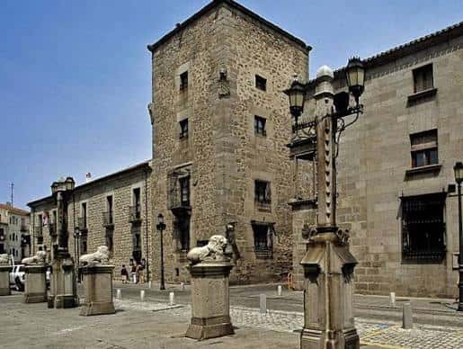 Fachada principal del Palacio de los Superunda con torres y esculturas de leones