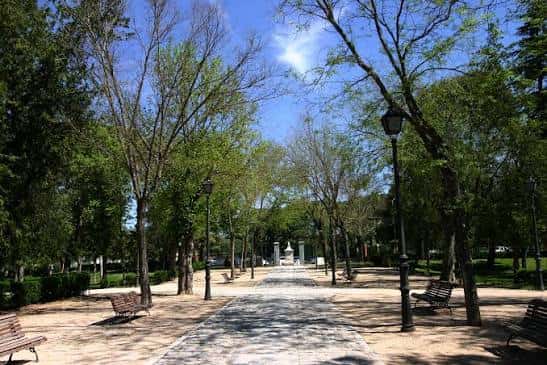 Paseo arbolado con bancos y farolas en el Parque del Pueblo del Pardo