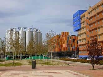 Plaza del Bulevar de la Naturaleza con edificios residenciales al fondo