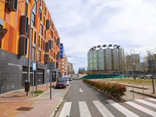 Calle peatonal frente al Bulevar de la Naturaleza con fachadas coloridas