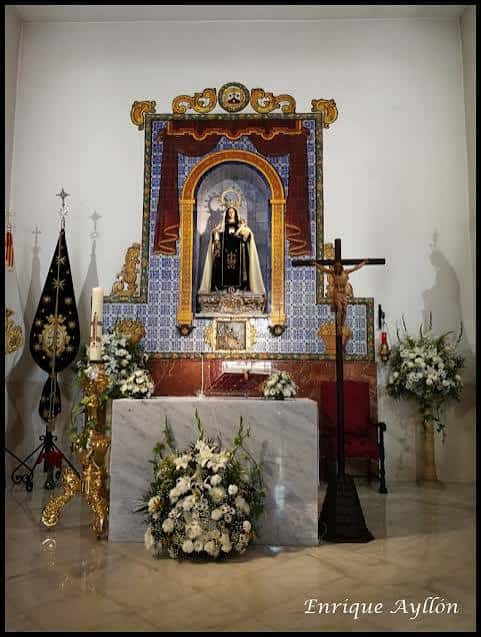 Altar principal con la imagen de la Virgen del Carmen y decoración floral