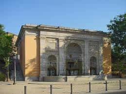 Fachada del antiguo edificio de la Plaza de la Cruz, con arcos y detalles arquitectónicos que reflejan su importancia histórica en Boadilla del Monte.