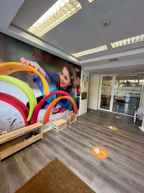 Sala de espera del centro con decoración infantil y señalización de distanciamiento