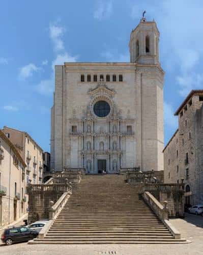 Vista frontal de la Catedral de Girona con su escalinata monumental bajo un cielo azul
