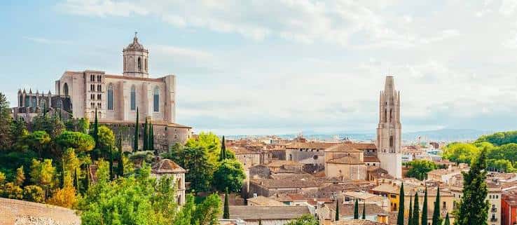 Panorámica de la Catedral de Girona integrada en el paisaje urbano y natural de la ciudad