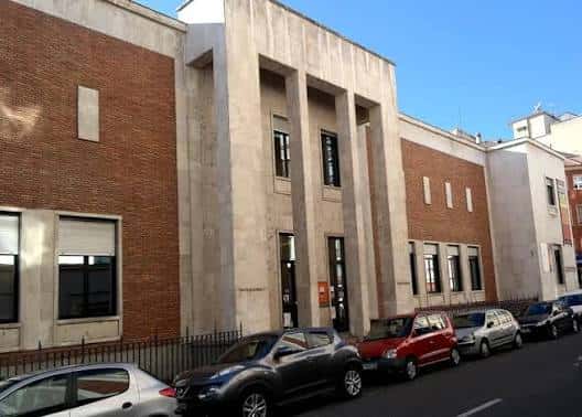 Fachada principal del Instituto Leonés de Cultura en León, con arquitectura moderna y detalles en ladrillo y piedra
