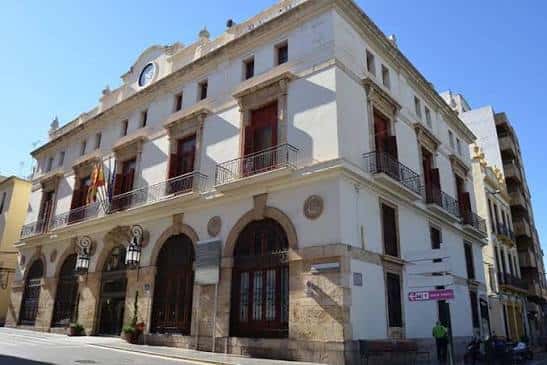 Vista exterior del edificio del Ayuntamiento de Sagunto durante el día