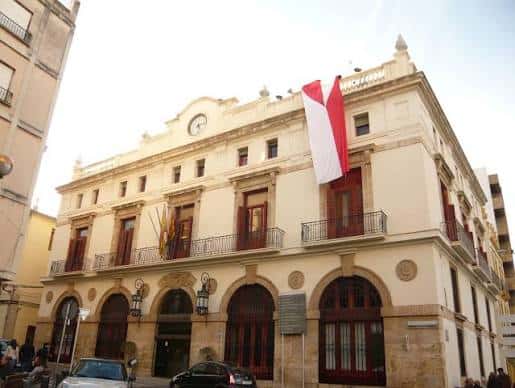 Fachada principal del Ayuntamiento de Sagunto con bandera de la Comunidad Valenciana