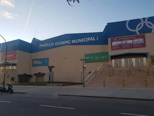 Fachada principal del Pavelló Olímpic Municipal con los anillos olímpicos